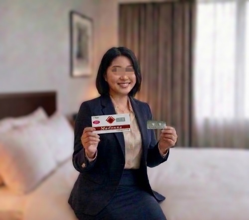 アフターピル持って嬉しそうな人妻