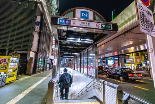 六本木駅、地下鉄入り口